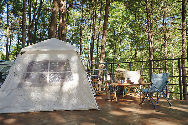 포토 JPG 주간 여행 휴가 휴식 텐트 캠핑도구 사람없음 야외 캠핑 오브젝트 힐링 데크 나무탁자 야외테이블 캠핑의자 국내포토 자연요소 컨셉 의자 탁자 레저 도구 파일형식