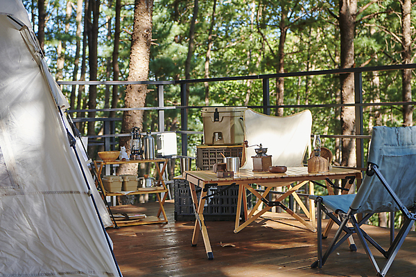 포토 JPG 주간 여행 휴가 휴식 텐트 캠핑도구 사람없음 야외 캠핑 오브젝트 힐링 나무탁자 야외테이블 캠핑의자 국내포토 자연요소 컨셉 의자 탁자 레저 도구 파일형식