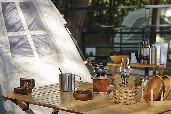 포토 JPG 주간 여행 의자 휴가 휴식 텐트 캠핑도구 사람없음 야외 아웃포커스 캠핑 머그컵 오브젝트 힐링 그라인더 나무탁자 야외테이블 국내포토 자연요소 가구 컨셉 탁자 레저 촬영기법 컵 도구 커피용품 파일형식