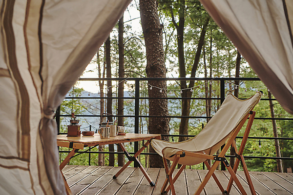 포토 JPG 주간 여행 휴가 휴식 텐트 사람없음 야외 캠핑 머그컵 오브젝트 힐링 그라인더 데크 나무탁자 야외테이블 캠핑의자 국내포토 자연요소 컨셉 의자 탁자 레저 캠핑도구 컵 커피용품 파일형식