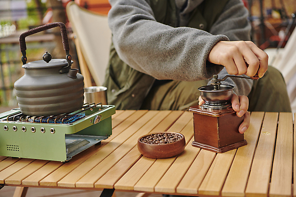 포토 JPG 주간 남자 커피 여행 주전자 휴가 휴식 한명 상반신 성인 야외 앞모습 아웃포커스 30대 청춘 캠핑 한국인 원두 잡기 버너 힐링 그라인더 나무탁자 야외테이블 성인남자한명만 국내포토 자연요소 1 음료 뷰포인트 컨셉 모션 탁자 주방용품 레저 촬영기법 사람 동양인 장년 커피용품 남자한명만 성인남자만 파일형식
