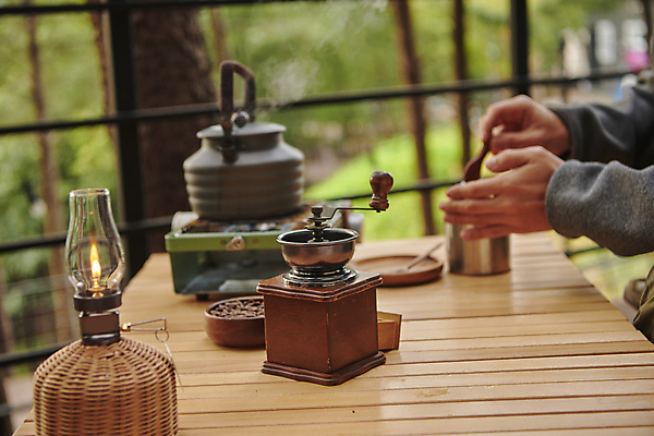 포토 JPG 주간 손 커피 여행 주전자 휴가 휴식 야외 아웃포커스 신체부위 청춘 캠핑 머그컵 원두 랜턴 버너 힐링 그라인더 나무탁자 야외테이블 핸드드립 국내포토 자연요소 음료 컨셉 탁자 주방용품 레저 조명 촬영기법 사람 컵 커피용품 파일형식