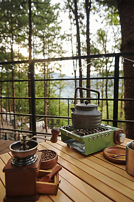 포토 JPG 주간 커피 여행 주전자 휴가 휴식 사람없음 야외 캠핑 원두 버너 힐링 그라인더 나무탁자 야외테이블 커피용품 국내포토 자연요소 음료 컨셉 탁자 주방용품 레저 오브젝트 파일형식