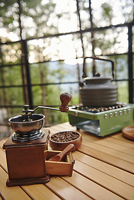 포토 JPG 주간 커피 여행 주전자 휴가 휴식 사람없음 야외 캠핑 힐링 그라인더 나무탁자 야외테이블 국내포토 자연요소 음료 컨셉 탁자 주방용품 레저 커피용품 파일형식