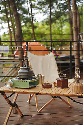 포토 JPG 주간 커피 여행 주전자 휴가 휴식 사람없음 야외 아웃포커스 캠핑 램프 버너 힐링 그라인더 데크 나무탁자 야외테이블 커피용품 국내포토 자연요소 음료 컨셉 탁자 주방용품 레저 조명 촬영기법 오브젝트 파일형식