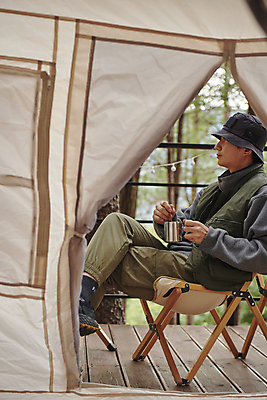포토 JPG 주간 전신 모자 남자 커피 여행 휴가 휴식 텐트 한명 들기 앉기 성인 야외 옆모습 30대 청춘 캠핑 한국인 머그컵 힐링 데크 성인남자한명만 캠핑의자 국내포토 자연요소 1 잡화 음료 뷰포인트 컨셉 의자 모션 레저 캠핑도구 사람 동양인 컵 장년 남자한명만 성인남자만 파일형식