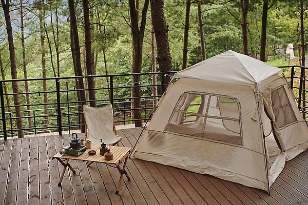 포토 JPG 주간 커피 여행 주전자 휴가 휴식 텐트 사람없음 야외 캠핑 힐링 그라인더 데크 나무탁자 야외테이블 커피용품 캠핑의자 국내포토 자연요소 음료 컨셉 의자 탁자 주방용품 레저 캠핑도구 오브젝트 파일형식