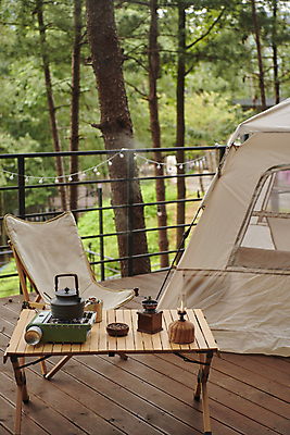 포토 JPG 주간 커피 여행 주전자 휴가 휴식 텐트 사람없음 야외 캠핑 힐링 그라인더 데크 나무탁자 야외테이블 커피용품 캠핑의자 국내포토 자연요소 음료 컨셉 의자 탁자 주방용품 레저 캠핑도구 오브젝트 파일형식