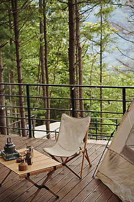 포토 JPG 주간 커피 여행 주전자 휴가 휴식 사람없음 야외 캠핑 힐링 그라인더 데크 나무탁자 야외테이블 커피용품 캠핑의자 국내포토 자연요소 음료 컨셉 의자 탁자 주방용품 레저 캠핑도구 오브젝트 파일형식