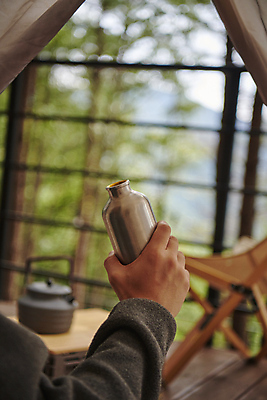 포토 JPG 주간 손 여행 휴가 휴식 들기 야외 아웃포커스 신체부위 청춘 캠핑 힐링 데크 보온병 국내포토 자연요소 컨셉 모션 레저 촬영기법 사람 파일형식