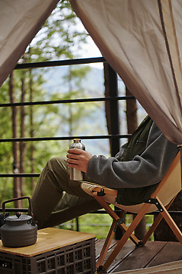 포토 JPG 주간 남자 여행 주전자 휴가 휴식 한명 들기 앉기 상반신 성인 야외 옆모습 아웃포커스 30대 청춘 캠핑 한국인 힐링 데크 보온병 성인남자한명만 캠핑의자 캠핑박스 국내포토 자연요소 1 뷰포인트 컨셉 의자 모션 주방용품 레저 촬영기법 캠핑도구 사람 동양인 장년 남자한명만 성인남자만 파일형식