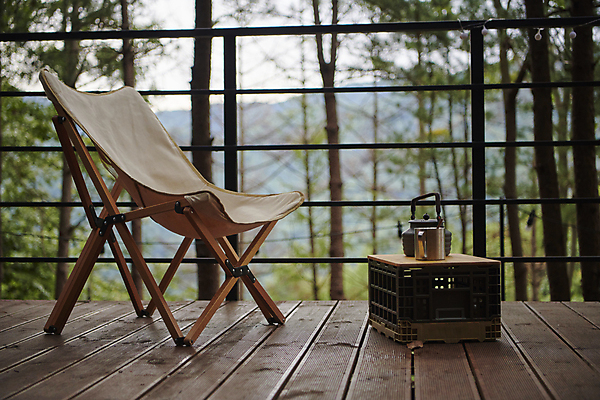 포토 JPG 주간 여행 휴가 휴식 사람없음 야외 캠핑 머그컵 힐링 데크 캠핑의자 캠핑박스 국내포토 자연요소 컨셉 의자 레저 캠핑도구 컵 파일형식