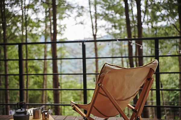 포토 JPG 주간 커피 여행 난간 휴가 휴식 캠핑도구 사람없음 야외 캠핑 머그컵 힐링 캠핑의자 국내포토 자연요소 음료 컨셉 의자 레저 컵 도구 파일형식