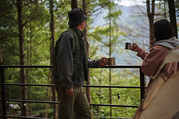 포토 JPG 주간 모자 커플 응시 여자 남자 커피 40대 중년 여행 난간 휴가 휴식 상반신 성인 야외 두명 옆모습 뒷모습 30대 청춘 캠핑 한국인 머그컵 힐링 국내포토 자연요소 시선 잡화 음료 뷰포인트 컨셉 관계 레저 사람 동양인 컵 장년 파일형식