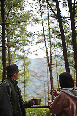 포토 JPG 주간 모자 커플 응시 여자 남자 커피 40대 중년 여행 휴가 휴식 들기 상반신 성인 야외 두명 옆모습 30대 청춘 캠핑 한국인 머그컵 힐링 국내포토 자연요소 시선 잡화 음료 뷰포인트 컨셉 관계 모션 레저 사람 동양인 컵 장년 파일형식