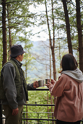 포토 JPG 주간 모자 커플 응시 여자 남자 커피 40대 중년 여행 휴가 휴식 들기 상반신 성인 야외 두명 옆모습 뒷모습 30대 청춘 캠핑 한국인 머그컵 힐링 국내포토 자연요소 시선 잡화 음료 뷰포인트 컨셉 관계 모션 레저 사람 동양인 컵 장년 파일형식