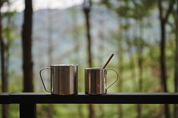 포토 JPG 주간 여행 난간 휴가 휴식 근접촬영 사람없음 야외 아웃포커스 캠핑 머그컵 커피잔 힐링 국내포토 자연요소 커피 뷰포인트 컨셉 레저 잔 촬영기법 컵 파일형식