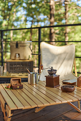 포토 JPG 주간 커피 여행 휴가 휴식 캠핑도구 사람없음 야외 아웃포커스 캠핑 머그컵 힐링 그라인더 데크 나무탁자 야외테이블 커피용품 캠핑의자 국내포토 자연요소 음료 컨셉 의자 탁자 레저 촬영기법 컵 도구 오브젝트 파일형식