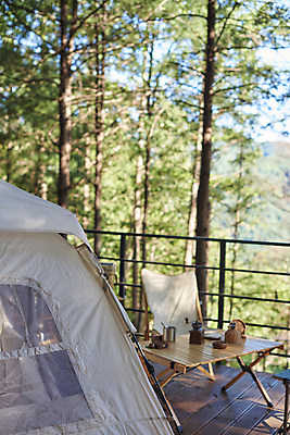 포토 JPG 주간 여행 휴가 휴식 텐트 캠핑도구 사람없음 야외 캠핑 머그컵 힐링 그라인더 데크 나무탁자 야외테이블 커피용품 캠핑의자 국내포토 자연요소 컨셉 의자 탁자 레저 컵 도구 오브젝트 파일형식