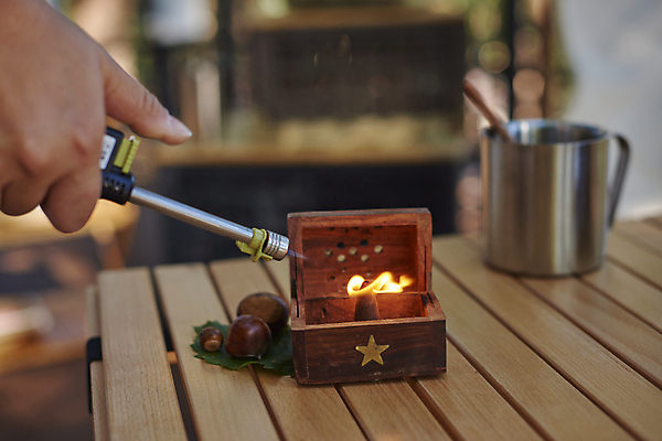 포토 JPG 주간 손 여행 불 휴가 휴식 들기 근접촬영 야외 아웃포커스 신체부위 청춘 캠핑 머그컵 힐링 향 나무탁자 야외테이블 점화 토치 인센스스틱 국내포토 자연요소 뷰포인트 컨셉 모션 탁자 레저 촬영기법 사람 컵 공구 파일형식