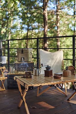 포토 JPG 주간 커피 여행 휴가 휴식 캠핑도구 사람없음 야외 아웃포커스 캠핑 머그컵 힐링 그라인더 향 데크 나무탁자 야외테이블 커피용품 국내포토 자연요소 음료 컨셉 탁자 레저 촬영기법 컵 도구 오브젝트 파일형식