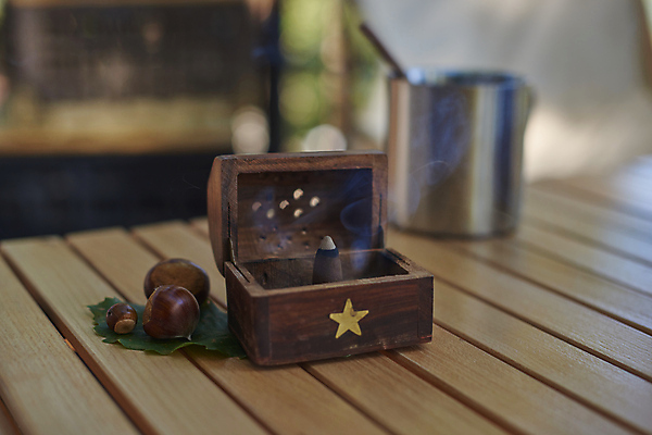 포토 JPG 주간 여행 휴가 휴식 근접촬영 사람없음 야외 아웃포커스 캠핑 머그컵 나무상자 힐링 나무탁자 야외테이블 인센스스틱 국내포토 자연요소 뷰포인트 컨셉 탁자 레저 촬영기법 컵 상자 향 파일형식