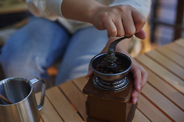 포토 JPG 주간 여자 커피 40대 중년 여행 휴가 휴식 한명 앉기 야외 앞모습 옆모습 아웃포커스 청춘 캠핑 한국인 머그컵 하반신 힐링 그라인더 나무탁자 돌리기 야외테이블 중년여자한명만 국내포토 자연요소 1 음료 뷰포인트 컨셉 모션 탁자 레저 촬영기법 사람 동양인 성인 컵 커피용품 여자한명만 중년여자만 파일형식