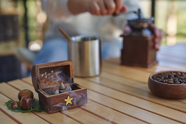 포토 JPG 주간 여자 커피 40대 중년 여행 휴가 휴식 한명 야외 앞모습 아웃포커스 청춘 캠핑 한국인 머그컵 원두 하반신 잡기 힐링 그라인더 향 나무탁자 야외테이블 중년여자한명만 인센스스틱 국내포토 자연요소 1 음료 뷰포인트 컨셉 모션 탁자 레저 촬영기법 사람 동양인 성인 컵 커피용품 여자한명만 중년여자만 파일형식