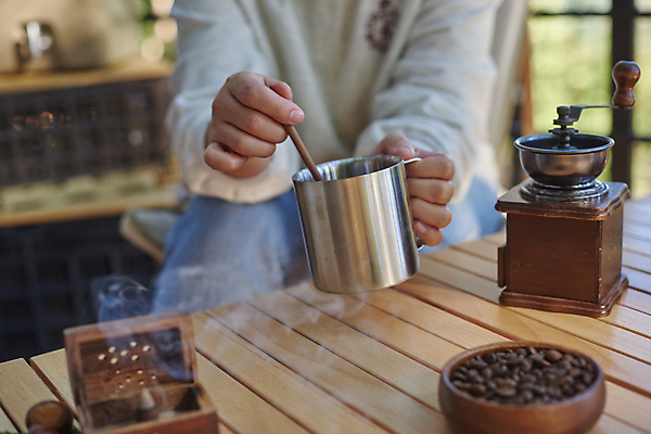 포토 JPG 주간 여자 커피 40대 중년 여행 휴가 휴식 한명 들기 상반신 야외 앞모습 청춘 캠핑 한국인 머그컵 원두 힐링 그라인더 향 나무탁자 야외테이블 중년여자한명만 인센스스틱 국내포토 자연요소 1 음료 뷰포인트 컨셉 모션 탁자 레저 사람 동양인 성인 컵 커피용품 여자한명만 중년여자만 파일형식