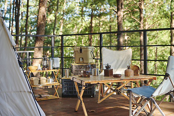 포토 JPG 주간 여행 휴가 휴식 텐트 캠핑도구 사람없음 야외 상자 캠핑 힐링 그라인더 데크 나무탁자 야외테이블 캠핑의자 캠핑박스 국내포토 자연요소 컨셉 의자 탁자 레저 도구 커피용품 파일형식