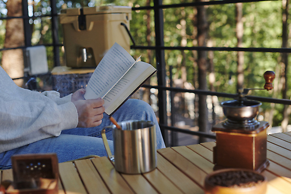 포토 JPG 주간 손 여자 40대 중년 여행 휴가 휴식 한명 들기 앉기 야외 옆모습 아웃포커스 책 청춘 독서 캠핑 한국인 머그컵 하반신 읽기 힐링 그라인더 나무탁자 야외테이블 커피용품 중년여자한명만 국내포토 자연요소 1 뷰포인트 컨셉 모션 탁자 레저 촬영기법 사람 동양인 성인 신체부위 컵 오브젝트 여자한명만 중년여자만 파일형식