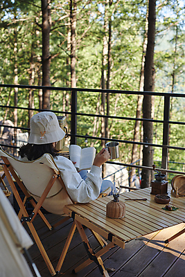 포토 JPG 주간 모자 여자 40대 중년 여행 휴가 휴식 캠핑도구 한명 들기 앉기 상반신 야외 뒷모습 아웃포커스 책 청춘 독서 캠핑 한국인 머그컵 힐링 그라인더 나무탁자 야외테이블 커피용품 중년여자한명만 캠핑의자 국내포토 자연요소 1 잡화 뷰포인트 컨셉 의자 모션 탁자 레저 촬영기법 사람 동양인 성인 컵 도구 오브젝트 여자한명만 중년여자만 파일형식