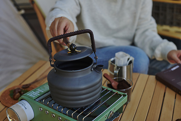 포토 JPG 주간 여자 커피 40대 여행 주전자 휴가 휴식 한명 들기 앉기 상반신 야외 앞모습 청춘 캠핑 한국인 머그컵 버너 힐링 나무탁자 야외테이블 커피용품 중년여자한명만 국내포토 자연요소 1 음료 뷰포인트 중년 컨셉 모션 탁자 주방용품 레저 사람 동양인 컵 오브젝트 여자한명만 중년여자만 파일형식