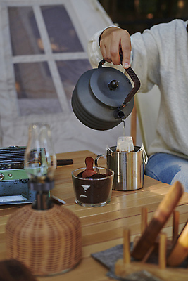 포토 JPG 주간 여자 커피 40대 여행 주전자 휴가 휴식 텐트 한명 들기 앉기 상반신 성인 야외 앞모습 청춘 캠핑 한국인 머그컵 램프 붓기 버너 힐링 나무탁자 야외테이블 커피가루 커피용품 핸드드립 성인여자한명만 드립백 국내포토 자연요소 1 음료 뷰포인트 중년 컨셉 모션 탁자 주방용품 레저 조명 캠핑도구 사람 동양인 컵 가루 오브젝트 여자한명만 성인여자만 파일형식