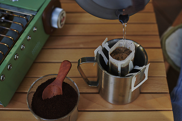 포토 JPG 주간 커피 여행 주전자 휴가 휴식 사람없음 야외 캠핑 붓기 버너 힐링 나무탁자 야외테이블 커피가루 핸드드립 드립백 국내포토 자연요소 음료 컨셉 모션 탁자 주방용품 레저 가루 커피용품 파일형식