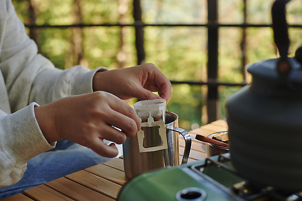 포토 JPG 주간 여자 커피 40대 중년 여행 주전자 휴가 휴식 한명 들기 상반신 야외 옆모습 아웃포커스 청춘 캠핑 한국인 머그컵 잡기 소프트포커스 버너 힐링 나무탁자 야외테이블 핸드드립 중년여자한명만 드립백 국내포토 자연요소 1 음료 뷰포인트 컨셉 모션 탁자 주방용품 레저 촬영기법 사람 동양인 성인 컵 커피용품 여자한명만 중년여자만 파일형식
