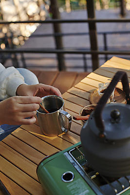 포토 JPG 주간 손 커피 여행 주전자 휴가 휴식 야외 아웃포커스 신체부위 울타리 청춘 캠핑 머그컵 잡기 버너 힐링 나무탁자 야외테이블 젓기 국내포토 자연요소 음료 컨셉 모션 탁자 주방용품 레저 촬영기법 사람 컵 담장 파일형식