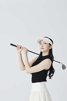 포토 JPG 스튜디오촬영 여자 스포츠 골프 실내 건강 한명 미소 들기 상반신 20대 성인 옆모습 운동 골프채 한국인 골프웨어 흰배경 챙모자 성인여자한명만 MZ세대 국내포토 모자_잡화 1 옷 뷰포인트 백그라운드 모션 골프용품 표정 사람 동양인 청년 내부 구기 흰색 세대 여자한명만 성인여자만 파일형식