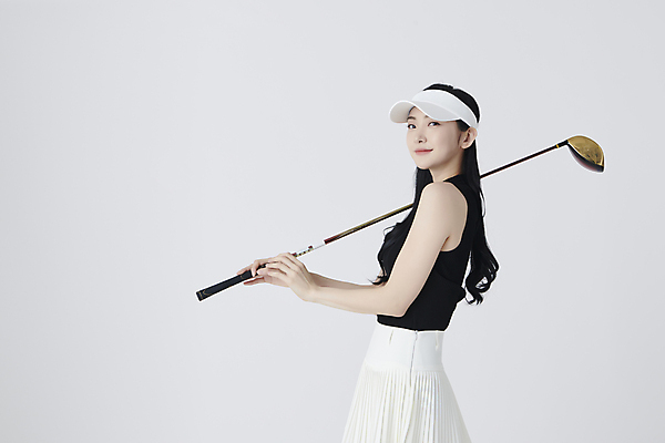 포토 JPG 스튜디오촬영 응시 여자 스포츠 골프 실내 건강 한명 미소 들기 상반신 20대 성인 옆모습 운동 골프채 한국인 골프웨어 흰배경 챙모자 성인여자한명만 MZ세대 국내포토 모자_잡화 1 시선 옷 뷰포인트 백그라운드 모션 골프용품 표정 사람 동양인 청년 내부 구기 흰색 세대 여자한명만 성인여자만 파일형식