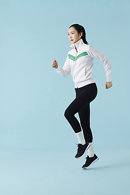 포토 JPG 스튜디오촬영 전신 여자 스포츠 실내 건강 한명 20대 성인 옆모습 운동복 달리기 조깅 운동 헬스 주먹 한국인 파란배경 러닝 성인여자한명만 MZ세대 국내포토 1 옷 뷰포인트 백그라운드 모션 사람 동양인 청년 내부 파란색 세대 여자한명만 성인여자만 파일형식