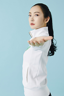 포토 JPG 스튜디오촬영 여자 스포츠 실내 건강 한명 상반신 20대 성인 옆모습 운동복 운동 헬스 한국인 손내밀기 파란배경 손뻗기 러닝 성인여자한명만 MZ세대 국내포토 1 옷 뷰포인트 백그라운드 모션 사람 동양인 손짓 청년 내부 파란색 세대 여자한명만 성인여자만 파일형식