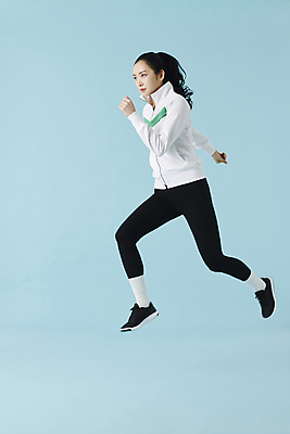 포토 JPG 스튜디오촬영 전신 여자 스포츠 실내 건강 한명 20대 성인 옆모습 운동복 달리기 운동 헬스 주먹 한국인 파란배경 러닝 성인여자한명만 MZ세대 국내포토 1 옷 뷰포인트 백그라운드 모션 사람 동양인 청년 내부 파란색 세대 여자한명만 성인여자만 파일형식