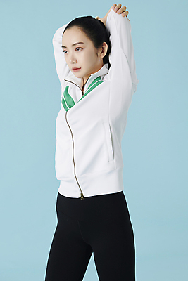 포토 JPG 스튜디오촬영 여자 스포츠 실내 건강 한명 상반신 20대 성인 옆모습 운동복 운동 헬스 스트레칭 한국인 파란배경 러닝 성인여자한명만 MZ세대 국내포토 1 옷 뷰포인트 백그라운드 사람 동양인 청년 내부 파란색 세대 여자한명만 성인여자만 파일형식