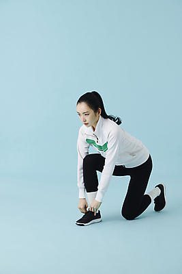 포토 JPG 스튜디오촬영 전신 여자 스포츠 실내 건강 한명 20대 성인 옆모습 운동복 운동 헬스 스트레칭 한국인 파란배경 러닝 신발끈묶기 성인여자한명만 MZ세대 국내포토 1 옷 뷰포인트 백그라운드 사람 동양인 청년 내부 파란색 묶기 세대 신발끈 여자한명만 성인여자만 파일형식