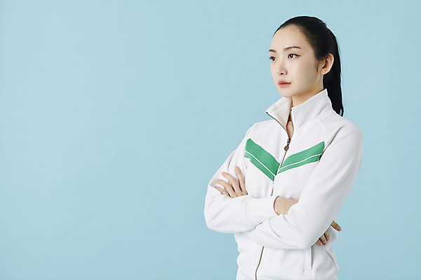 포토 JPG 스튜디오촬영 응시 여자 스포츠 실내 건강 한명 상반신 20대 성인 옆모습 운동복 운동 팔짱 헬스 한국인 파란배경 러닝 성인여자한명만 MZ세대 국내포토 1 시선 옷 뷰포인트 백그라운드 모션 사람 동양인 청년 내부 파란색 세대 여자한명만 성인여자만 파일형식