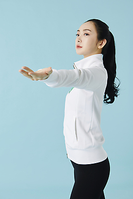 포토 JPG 스튜디오촬영 여자 스포츠 실내 건강 한명 상반신 20대 성인 옆모습 운동복 운동 헬스 한국인 손내밀기 파란배경 손뻗기 러닝 성인여자한명만 MZ세대 국내포토 1 옷 뷰포인트 백그라운드 모션 사람 동양인 손짓 청년 내부 파란색 세대 여자한명만 성인여자만 파일형식