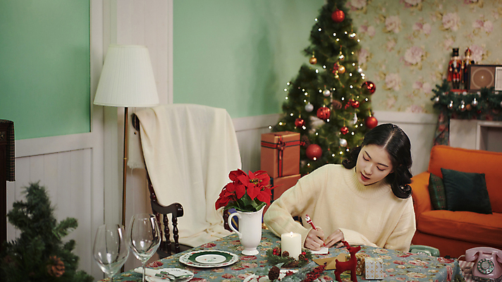 포토 JPG 우먼라이프 여자 크리스마스 실내 한명 상반신 20대 성인 앞모습 크리스마스트리 파티 한국인 기록 편지 준비 초대장 성인여자한명만 국내포토 1 라이프스타일 기념일 뷰포인트 카드_감사 사람 동양인 이벤트 청년 내부 여자한명만 성인여자만 파일형식