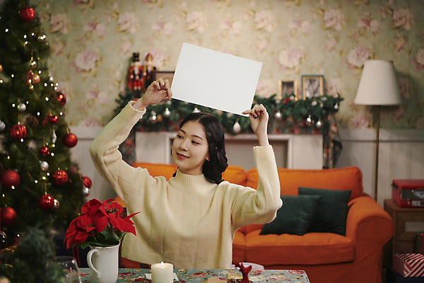 포토 JPG 우먼라이프 배너 여자 크리스마스 사각프레임 실내 한명 미소 들기 상반신 20대 성인 앞모습 크리스마스트리 파티 한국인 보여주기 성인여자한명만 국내포토 1 라이프스타일 기념일 뷰포인트 모션 프레임 표정 사람 동양인 이벤트 청년 내부 사각형 여자한명만 성인여자만 파일형식