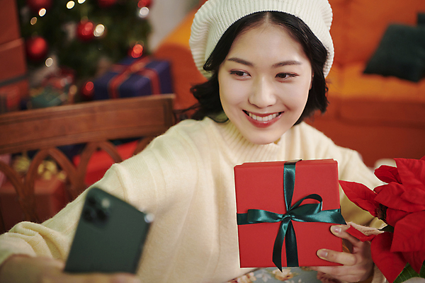 포토 JPG 우먼라이프 여자 크리스마스 실내 선물 한명 미소 들기 상반신 20대 성인 앞모습 아웃포커스 선물상자 스마트폰 파티 한국인 셀프카메라 성인여자한명만 국내포토 1 라이프스타일 기념일 뷰포인트 모션 촬영기법 표정 사람 동양인 이벤트 청년 내부 핸드폰 스마트기기 상자 사진촬영 여자한명만 성인여자만 파일형식