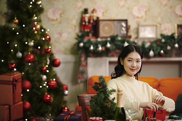 포토 JPG 우먼라이프 응시 여자 크리스마스 실내 선물포장 선물 한명 미소 상반신 20대 성인 앞모습 옆모습 아웃포커스 크리스마스트리 파티 한국인 잡기 성인여자한명만 국내포토 1 라이프스타일 시선 기념일 뷰포인트 포장 모션 촬영기법 표정 사람 동양인 이벤트 청년 내부 여자한명만 성인여자만 파일형식